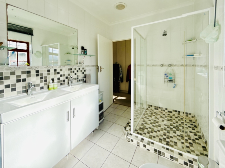 3 Bedroom Property for Sale in Sandbaai Western Cape